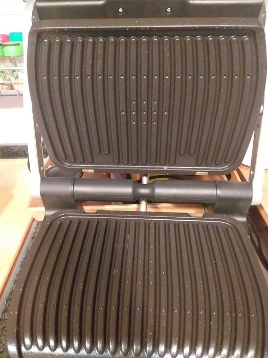 Grelhador tefal utilizado pouquíssimas vezes.