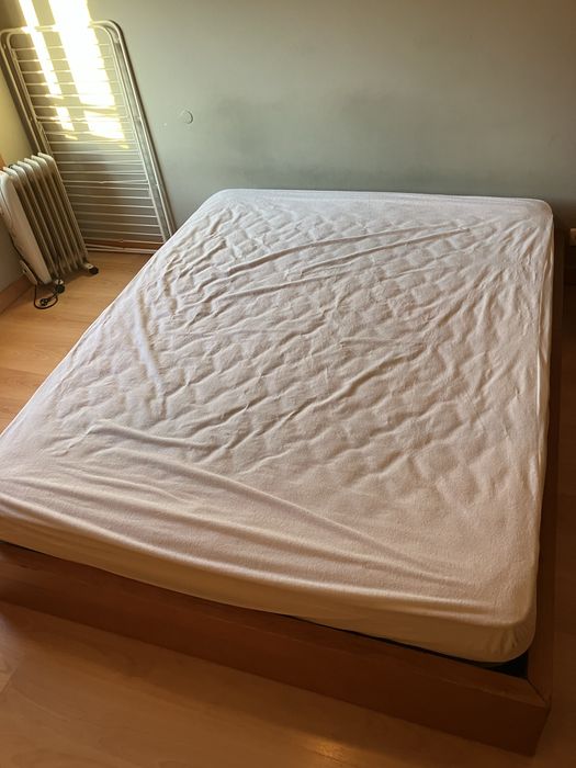 Cama madeira maciça tipo japonesa com colchao e mesa de cabeceira