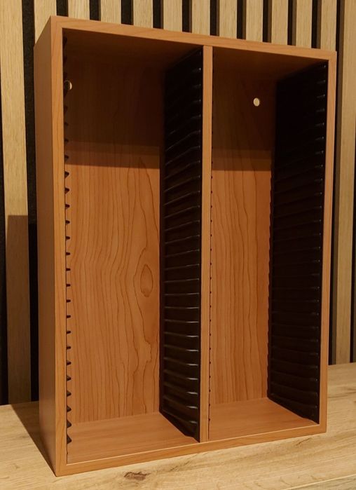 Drewniany stojak regał wiszący na płyty CD