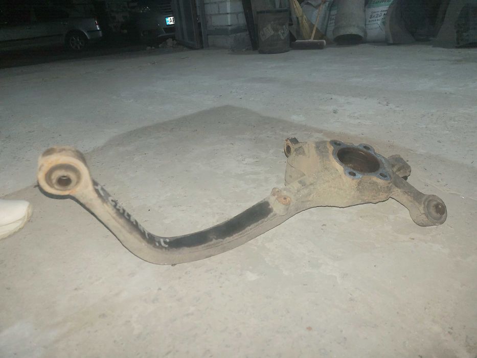 Задний левый поворотний кулак/цапфа на Mitsubishi Galant 1996-2000г