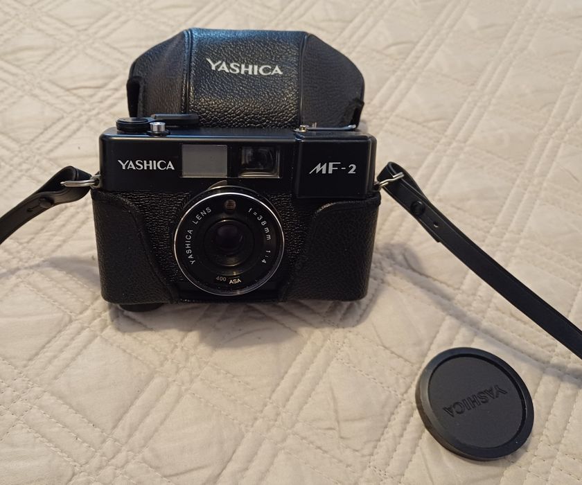 Máquina fotográfica Yashica MF2