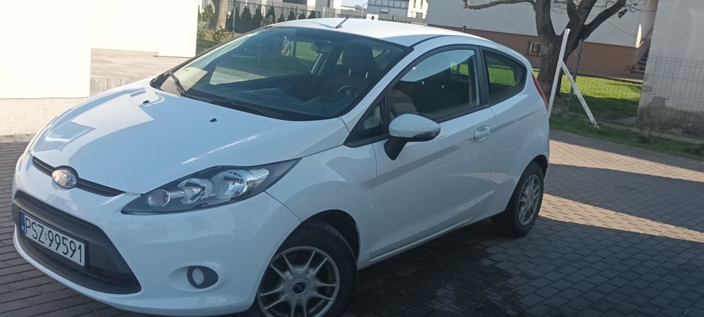 Ford fiesta 1,2 benzyna 2011r  2-komplety kół klimą  aktualne opłaty