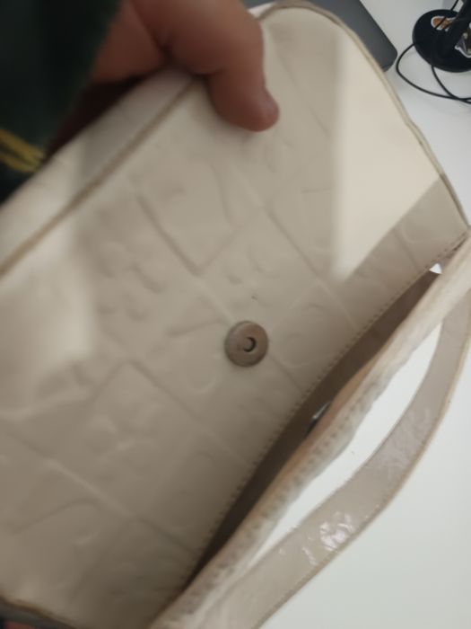 Mala branca com bons detalhes