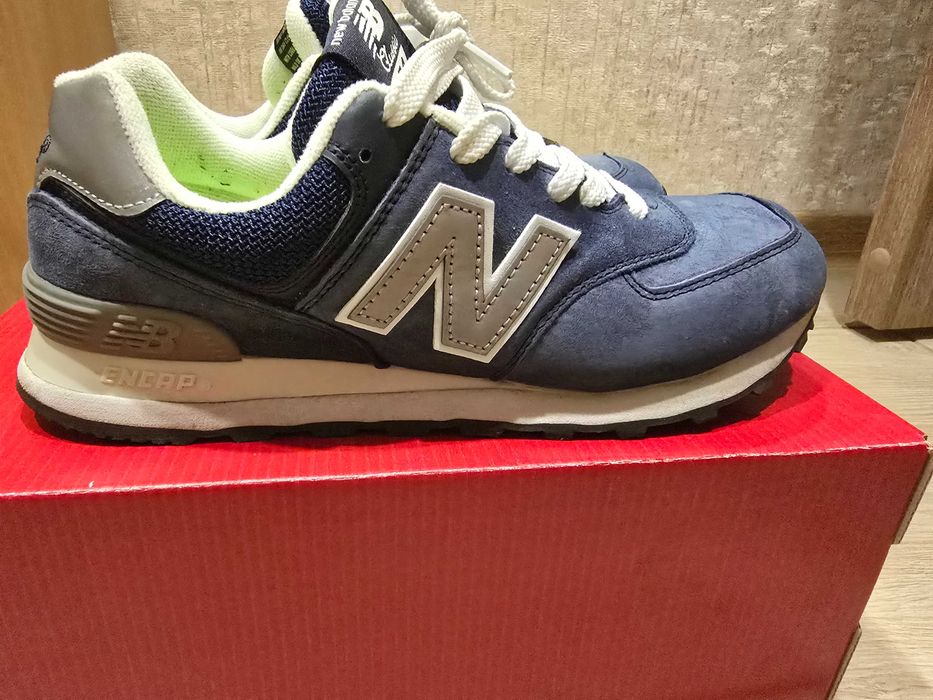 Женские кроссовки