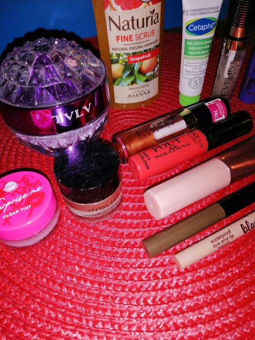 Kosmetyki, kolorowy makijaż+pielęgnacja.