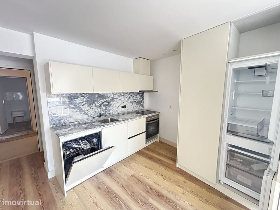 Vende-Se T2 Duplex Novo, Com Terraço E Suíte, No Centro De Braga.