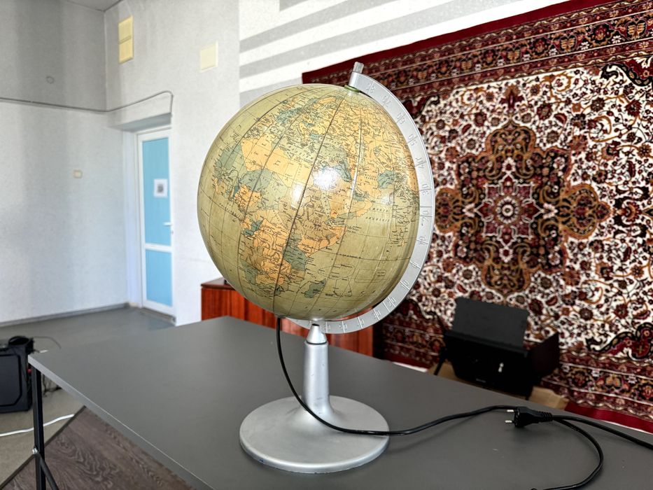 Глобус політичний, можна використовувати як нічник. Є підсвічування