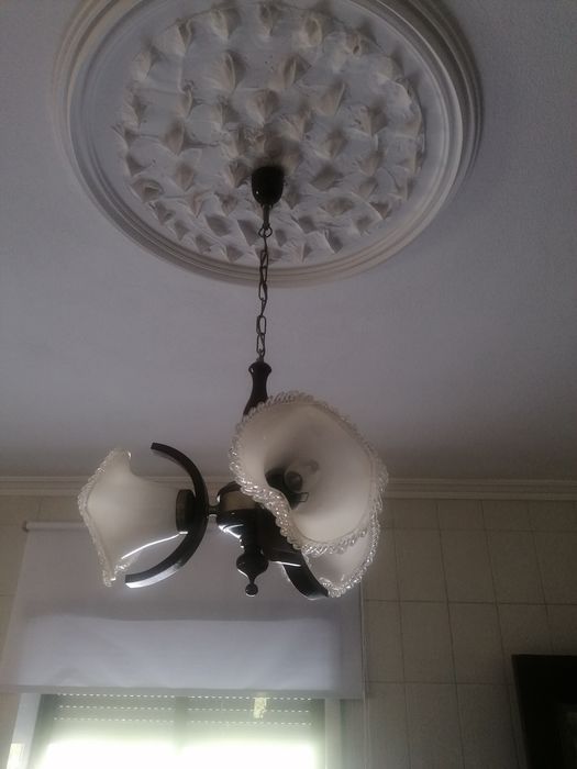 Candeeiros com madeira cor castanha