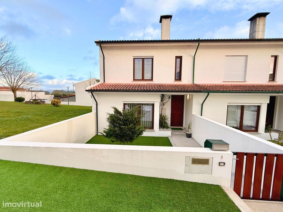 Moradia T3 geminada com jardim em Santa Marta