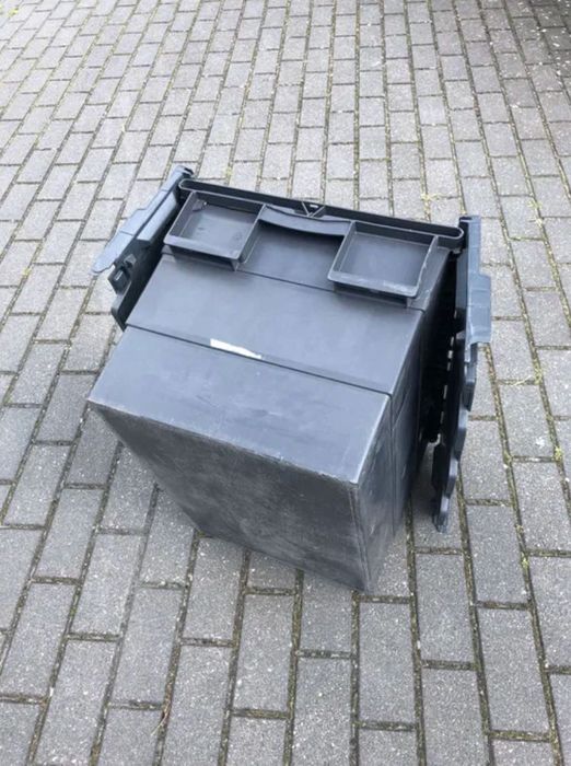 Plastikowy pojemnik z pokrywą 600x400x365 mm