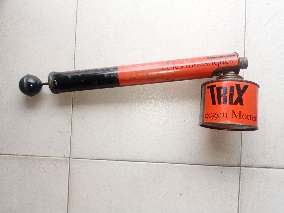 Pulverizador de insecticida antigo