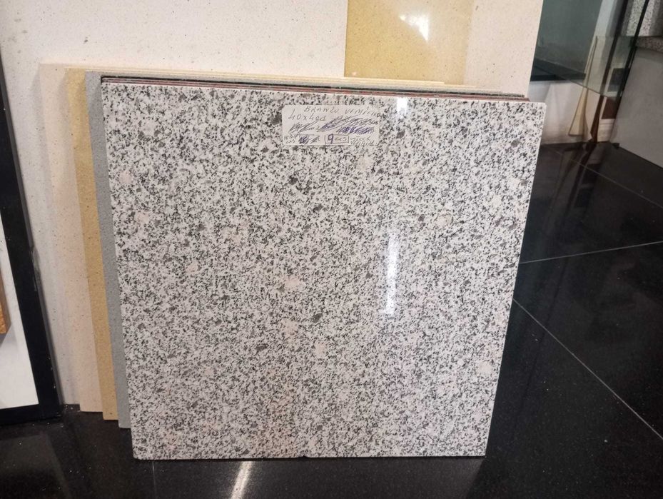 Tipo Pedras Salgadas Branco Vimieiro polido  40x40x1cm ou 40x20x1cm