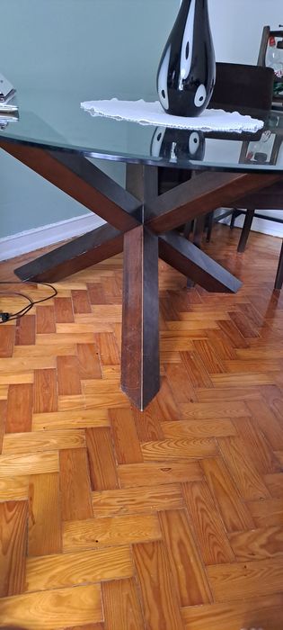 Mesa de jantar com 6 cadeiras — 350€