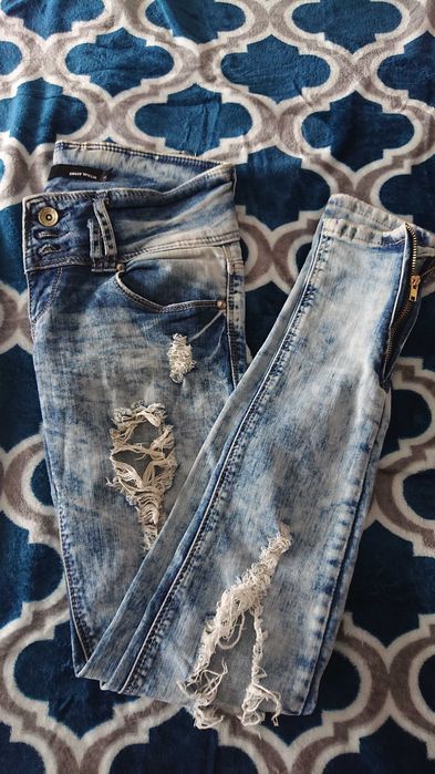 Spodnie jeans z rozdarciami r 34
