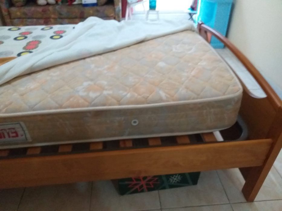 Mobilia quarto solteiro (cama + mesa de cabeceira)