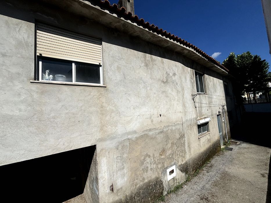 Moradia 2 pisos com terreno no centro da Lousã - 100 metros da estação de Metro