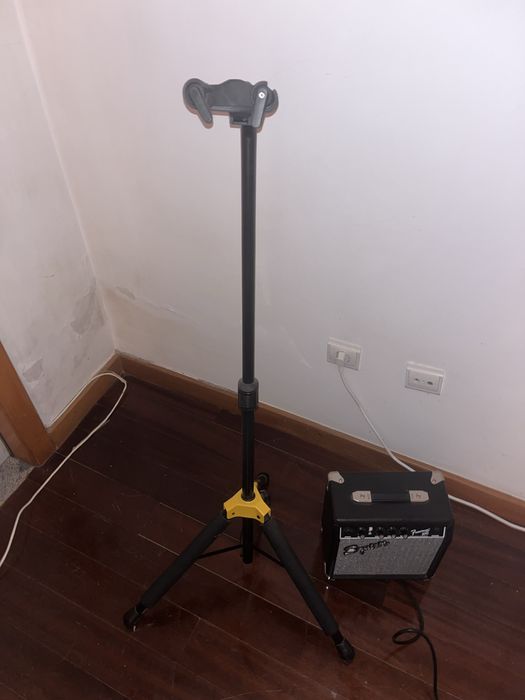 Guitarra Fender + amplificador + tripé