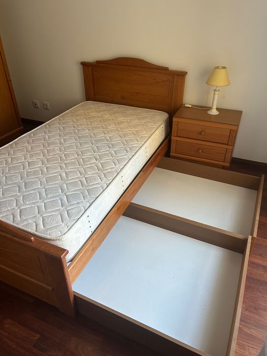 Cama solteiro + mesa cabeceira