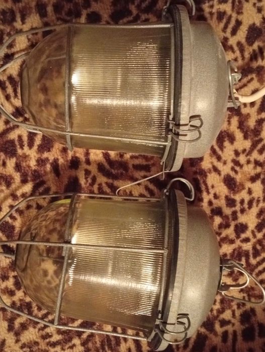 Продаю 2 уличных светильника подвесных светильника.