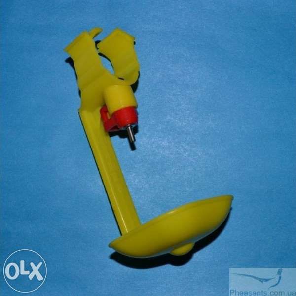 Ніпельна поїлка з каплеуловлювачем для кур - бройлерів - циплят .