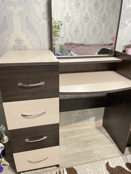 Туалетний столик трюмо