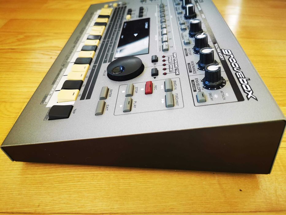 Roland MC-303 MC303 syntezator sekwenser groovebox