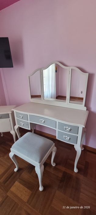 Tocador com banco e mesas cabeceira