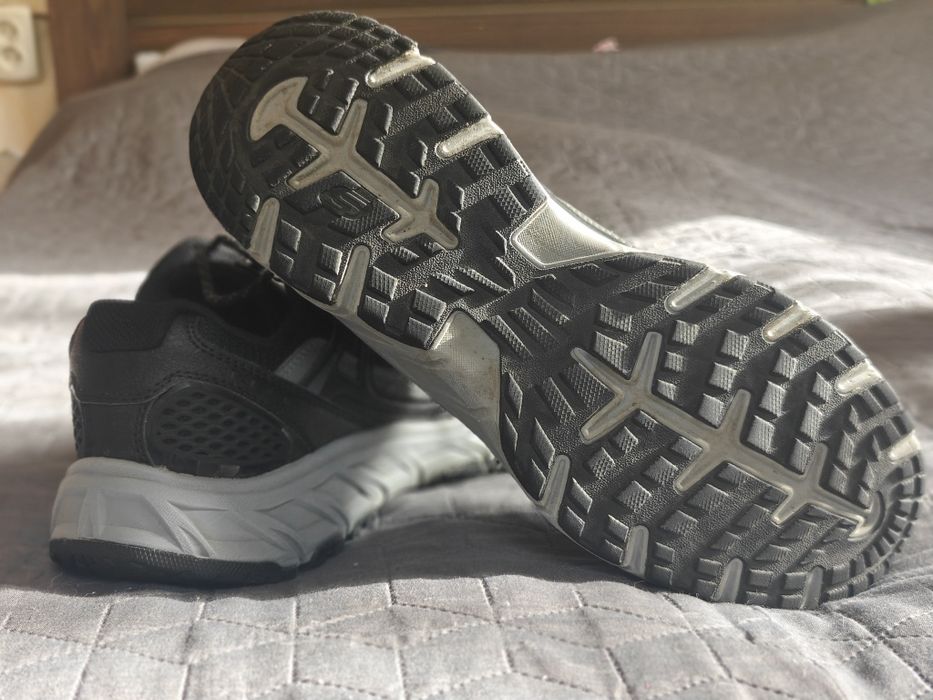 кросівки sketchers