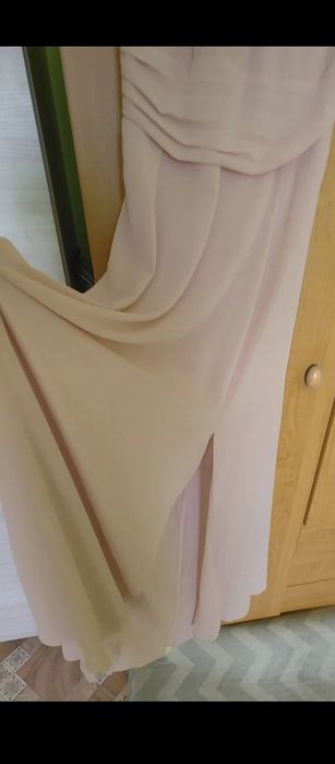 Długa sukienka maxi pudrowy róż z rozcięciem i wiązaniem na plecach.