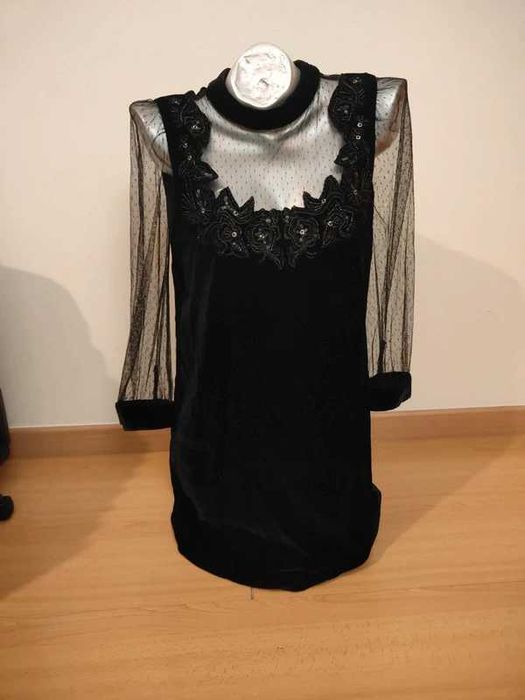 Blusa preta de veludo e tule com bordados florais e lantejoulas