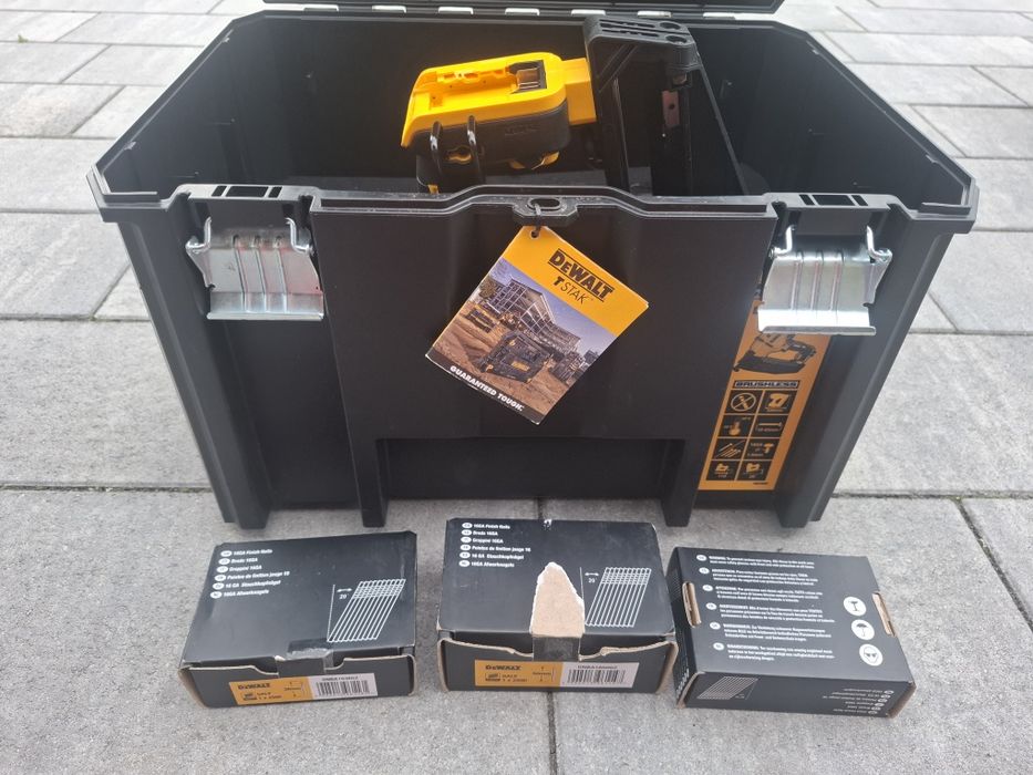 Gwoździarka DeWALT. DNC660NT. Z baterią i ładowarką.