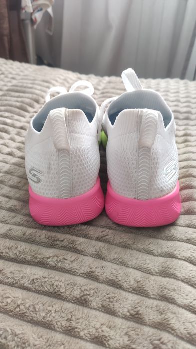 Продам жіночі легенькі кросівки Skechers