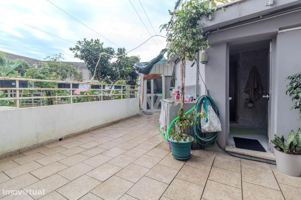 Moradia T4  rés do chão e andar renovada em Rio Tinto