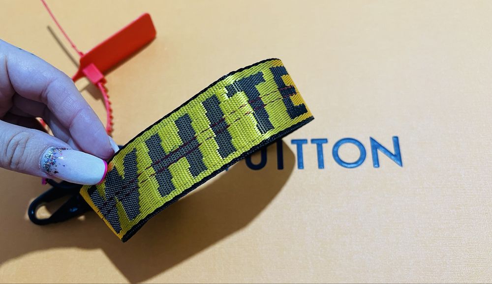 Off white krótka smycz do kluczy