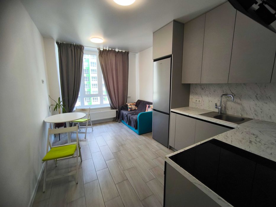 Здам простору 1К біля Центрального Парку. Диван на кухні. Гардероб