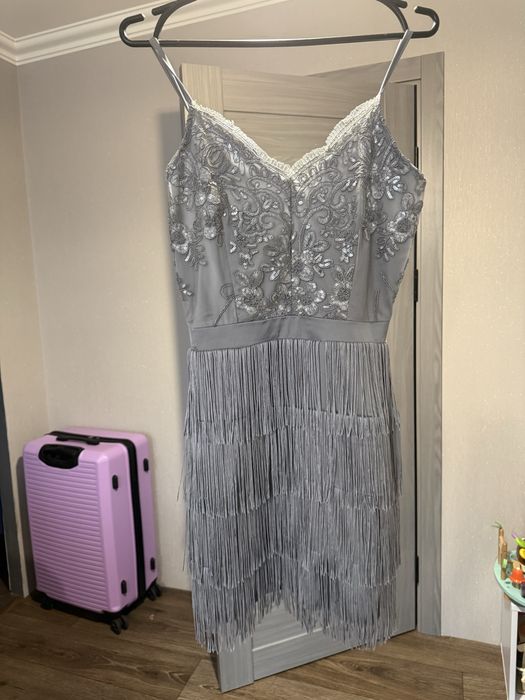 Святкова срібляста сукня з паєтками та бахрамою xs