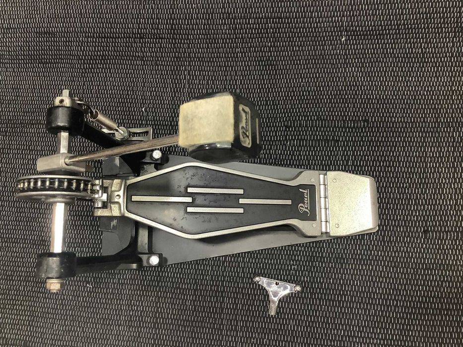 Pedal de bateria da marca Pearl.