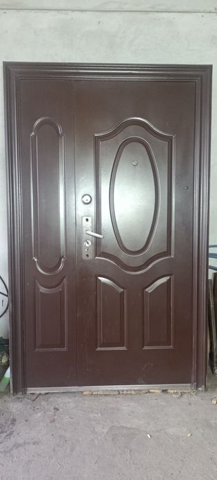 Продам б/у полуторні двері.
