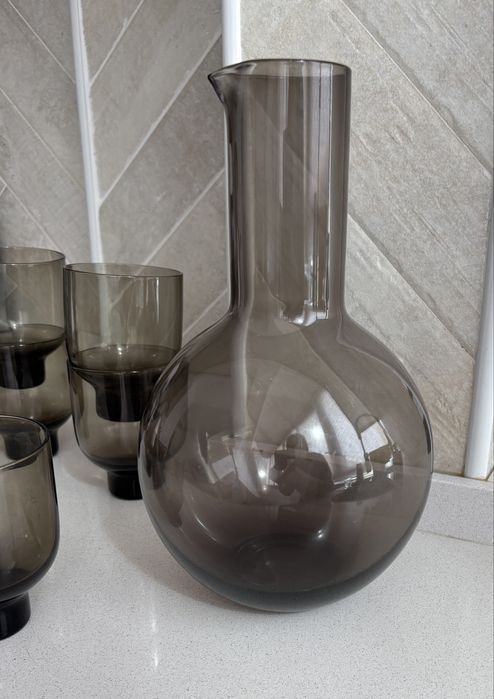 6 copos e jarro cinza H&M