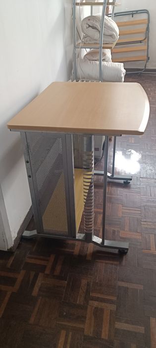 Secretaria e estante