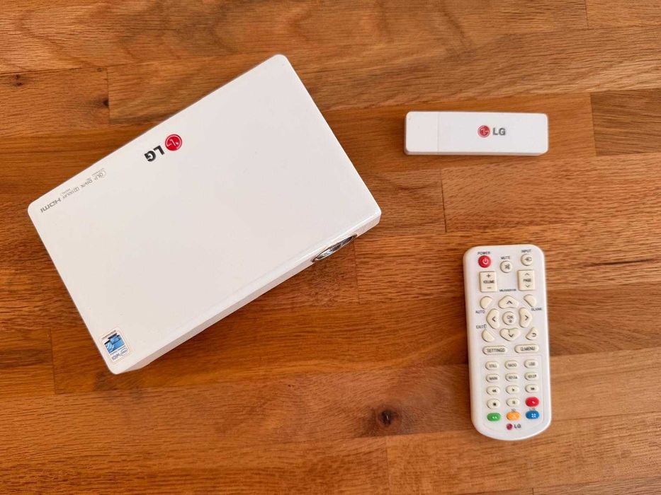 Projetor LG PB62G LED DLP HD | HDMI | WiDi | Comando + Adaptador Wi-Fi