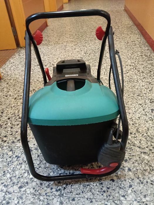 Carro de relva quase novo da Bosch   .transporte a cargo do interessad