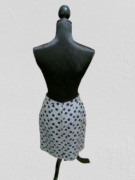 Saia branca com bolinhas azul escuro