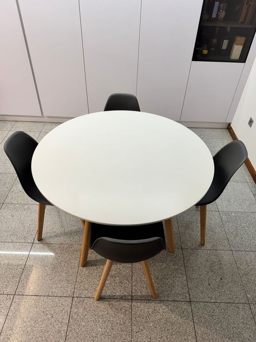 Mesa com 4 cadeiras como novo