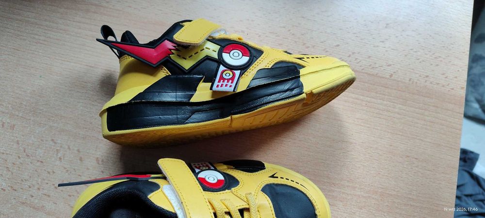 Buty chłopięce pokemon rozm. 31 wkładka ok. 19.2cm