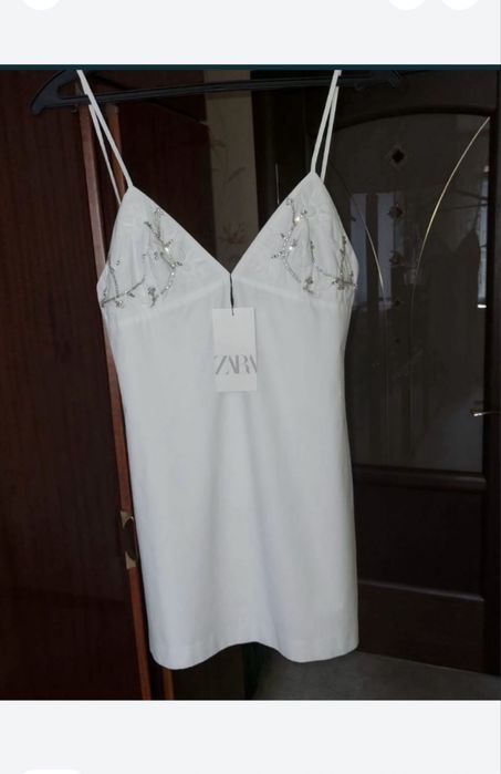 Біла святкова міні сукня з вишивкою Zara S