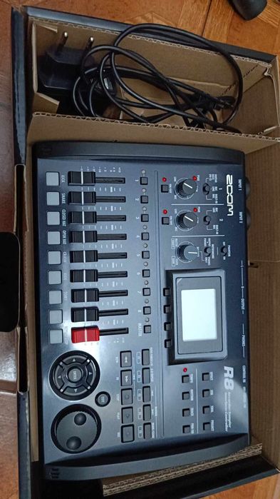 ZOOM R8 - Interface audio/controlador DAW/gravador e sampler