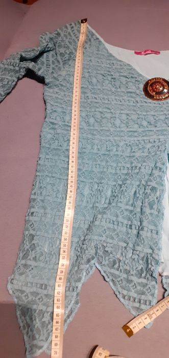 Turkusowa bluzka z broszką