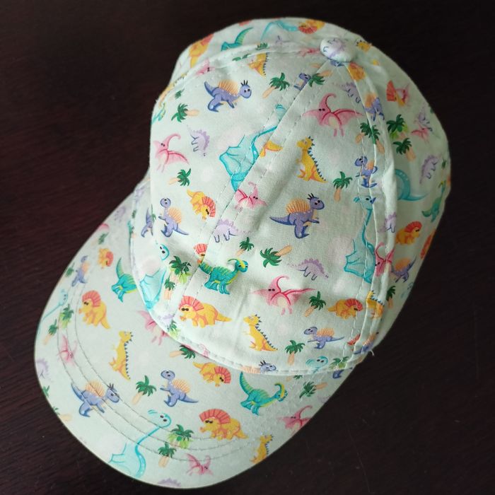 Czapka z daszkiem w dinozaury bawełniana rozm. 6-12 m. (48 cm)