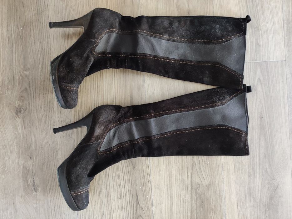 Botas de salto alto em pele